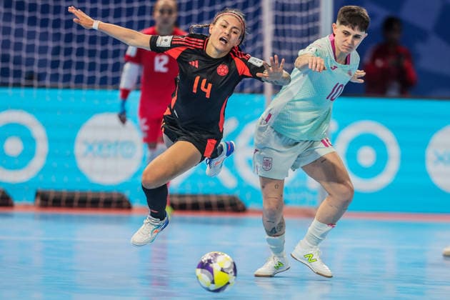 (251125) -- PASIG CITY, Nov. 25, 2025 -- Antia Perez (R) of Spain competes against Diana Celis of Colombia during the group B match between Spain and Colombia at the FIFA Futsal Women s World Cup 2025 in Pasig City, the Philippines, Nov. 25, 2025. ) (SP)THE PHILIPPINES-PASIG CITY-FIFA FUTSAL WOMEN S WORLD CUP 2025-SPAIN VS COLOMBIA ROUELLExUMALI 