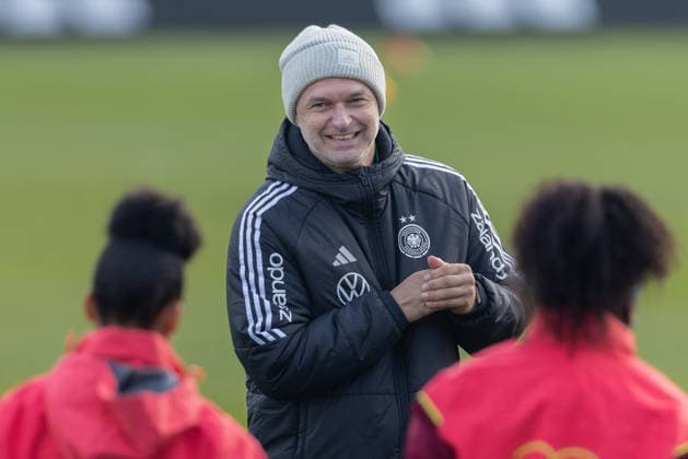 Training German national women s soccer team National coach Christian Wück Training of the women s national team before the final of the UEFA Women s Nations League on November 25, 2025 in Frankfurt am Main, Frankfurt am Main Hesse Germany DFB Campus