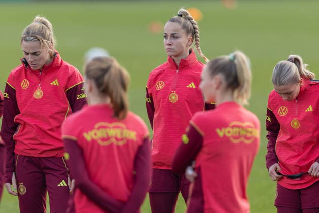 Training German national womens soccer team Serious faces during the team meeting From left Laura Freigang, Giulia Gwinn and right Elisa Senß Training of the womens national team before the final of the UEFA Womens Nations League on November 25, 2025 in Frankfurt am Main, Frankfurt am Main Hesse Germany DFB Campus