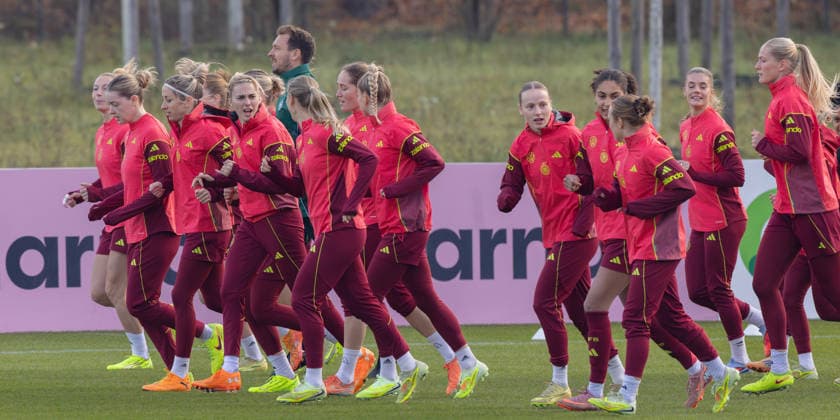 Training German womens national soccer team Relaxed atmosphere during the warm-up round Training of the womens national team before the final of the UEFA Womens Nations League on November 25, 2025 in Frankfurt am Main, Frankfurt am Main Hesse Germany DFB Campus