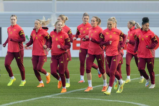 Training German womens national soccer team Relaxed atmosphere during the warm-up round Training of the womens national team before the final of the UEFA Womens Nations League on November 25, 2025 in Frankfurt am Main, Frankfurt am Main Hesse Germany DFB Campus