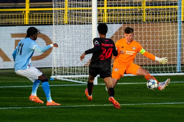 MANCHESTER, ENGLAND - NOVEMBER 25: Bayer 04 Leverkusen U19 goalkeeper Jesper Schlich makes a save during the UEFA Youth League 2025 26 League match between Manchester City U19 and Bayer 04 Leverkusen U19 at Joie Stadium on November 25, 2025 in Manchester, England. (Photo by Rene Nijhuis) SPO  Copyright: xRenexNijhuis