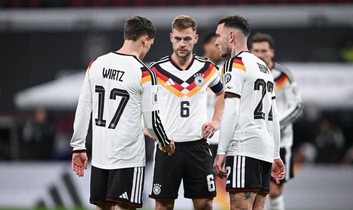 Fussball International Qualifikation WM 2026 in Leipzig Gruppe A 6. Spieltag Deutschland - Slowakei 17.11.2025 Florian Wirtz, Joshua Kimmich und David Raum (v.li. alle Deutschland) *** Football International Qualification World Cup 2026 in Leipzig Group A 6 Matchday Germany Slovakia 17 11 2025 Florian Wirtz, Joshua Kimmich and David Raum from left all Germany