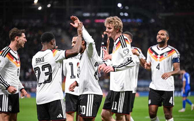Fussball International Qualifikation WM 2026 in Leipzig Gruppe A 6. Spieltag Deutschland - Slowakei 17.11.2025 TEAMJUBEL Deutschland; Leon Goretzka, Torschuetze zum 5-0 Ridle Baku, Serge Gnabry, Nick Woltemade und Jonathan Tah (v.li.) *** Soccer International Qualification World Cup 2026 in Leipzig Group A 6 Matchday Germany Slovakia 17 11 2025 TEAM CELEBRATION Germany Leon Goretzka, goal scorer to 5 0 Ridle Baku, Serge Gnabry, Nick Woltemade and Jonathan Tah f li