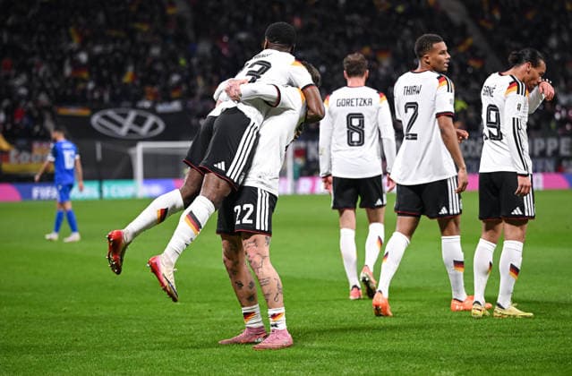 Fussball International Qualifikation WM 2026 in Leipzig Gruppe A 6. Spieltag Deutschland - Slowakei 17.11.2025 JUBEL Deutschland; David Raum (2.v.li) hebt Torschuetze zum 5-0 Ridle Baku (li) hoch *** Soccer International Qualification World Cup 2026 in Leipzig Group A 6 Matchday Germany Slovakia 17 11 2025 CHEERS Germany David Raum 2 v left lifts goalkeeper to 5 0 Ridle Baku left