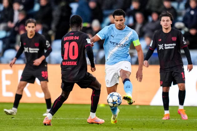 MANCHESTER, ENGLAND - NOVEMBER 25: Ivan Massek of Bayer 04 Leverkusen U19 challenges Divine Mukasa of Manchester City U19 during the UEFA Youth League 2025 26 League match between Manchester City U19 and Bayer 04 Leverkusen U19 at Joie Stadium on November 25, 2025 in Manchester, England. (Photo by Rene Nijhuis) SPO  Copyright: xRenexNijhuis