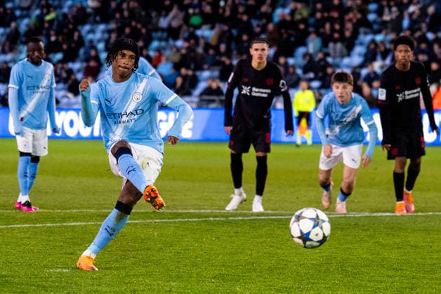 MANCHESTER, ENGLAND - NOVEMBER 25: Reigan Heskey of Manchester City U19 shoots to score his team s first goal during the UEFA Youth League 2025 26 League match between Manchester City U19 and Bayer 04 Leverkusen U19 at Joie Stadium on November 25, 2025 in Manchester, England. (Photo by Rene Nijhuis) SPO  Copyright: xRenexNijhuis
