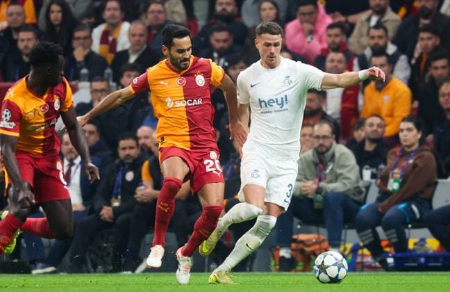 Galatasaray s Ilkay Gundogan and Union s Raul Florucz fight for the ball during a soccer game between Turkish Galatasaray SK and Belgian Royale Union Saint-Gilloise on Tuesday 25 November 2025 in Istanbul, Turkey, on day 5 of the League phase of the UEFA Champions League tournament. VIRGINIExLEFOUR  x144202295x