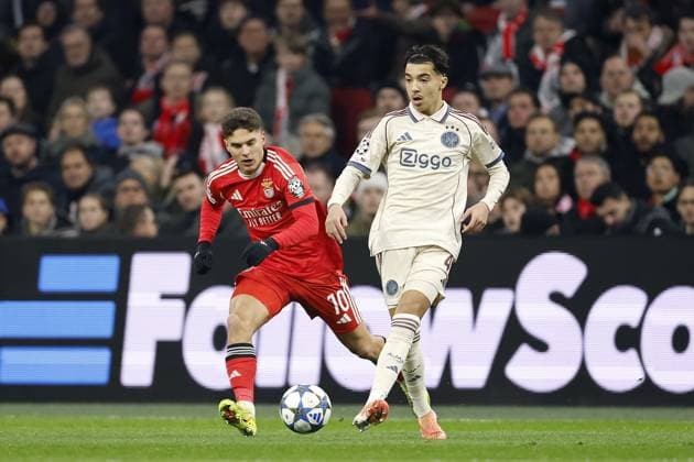 AMSTERDAM - (l-r) Georgiy Sudakov of SL Benfica, Rayane Bounida of Ajax during the Champions League match between AFC Ajax and SL Benfica at the Johan Cruijff ArenA on November 25, 2025, in Amsterdam, Netherlands. ANP HOLLANDSE HOOGTE MAURICE VAN STEEN UEFA Champions League Matchday 5 2025-2026 xVIxANPxSportx xMauricexvanxSteenxIVx 543050848 originalFilename: 543050848.jpg