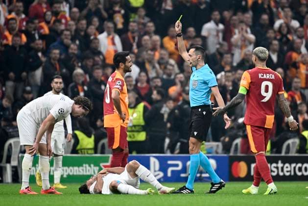 Galatasaray v Royale Union Saint-Gilloise - UEFA Champions League ISTANBUL, TURKEY - NOVEMBER 25 : Gundogan Ilkay midfielder of Galatasaray receives a yellow card from referee Jose María Sanchez (ESP) during the UEFA Champions League 2025 26 League Phase MD5 match between Galatasaray and Royale Union Saint-Gilloise on November 25, 2025 in Istanbul, Turkey, 25 11 2025 Istanbul Turkey  Copyright: xPeterxDexVoechtx