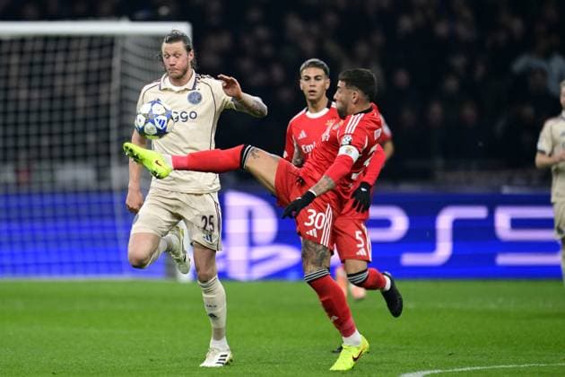 AMSTERDAM (l-r) Wout Weghorst of AFC Ajax, Nicolas Otamendi of Benfica during the Champions League match between AFC Ajax and Benfica at the Johan Cruijff ArenA on November 25, 2025, in Amsterdam, Netherlands. ANP OLAF KRAAK UEFA Champions League Matchday 5 2025-2026 xVIxANPxSportx xxANPxIVx 543050996 originalFilename: 543050996.jpg