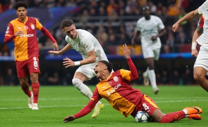 Union s Raul Florucz and Galatasaray s Ismail Jakobs fight for the ball during a soccer game between Turkish Galatasaray SK and Belgian Royale Union Saint-Gilloise on Tuesday 25 November 2025 in Istanbul, Turkey, on day 5 of the League phase of the UEFA Champions League tournament. VIRGINIExLEFOUR  x144203505x