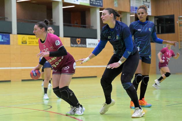 Svenja Huebner TusSies Metzingen, 26 vs Gabriela Clausson Bitolo Brazil, 30 TusSies Metzingen vs Brazil, handball, test match, 2025 2026 season, 25 11 2025 TusSies Metzingen vs Brazil, handball, test match, 2025 2026 season, 25 11 2025 Holzgerlingen Copyright: xEibner-Pressefoto TobiasxBaurx EP_TBR