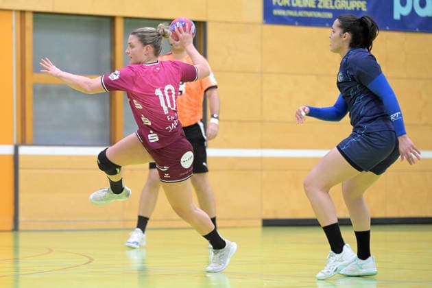 Nele Franz TusSies Metzingen, 10 vs Jhennifer Rosa Lopes Dos Santos Brazil, 42 TusSies Metzingen vs Brazil, handball, test match, season 2025 2026, 25 11 2025 TusSies Metzingen vs Brazil, handball, test match, season 2025 2026, 25 11 2025 Holzgerlingen Copyright: xEibner-Pressefoto TobiasxBaurx EP_TBR