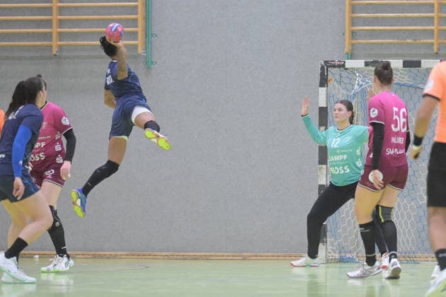 Marie Kristin Weiss (TusSies Metzingen, 12) im Tor gegen Bruna De Paula (Brasilien, 02) TusSies Metzingen vs. Brasilien, Handball, Testspiel, Saison 2025 2026, 25.11.2025 TusSies Metzingen vs. Brasilien, Handball, Testspiel, Saison 2025 2026, 25.11.2025 Holzgerlingen Copyright: xEibner-Pressefoto TobiasxBaurx EP_TBR