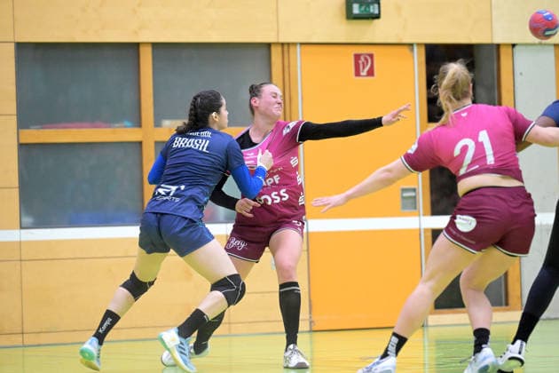 Carolin Huebner (TusSies Metzingen, 56) gegen Kelly De Abreu Rosa (Brasilien, 77) TusSies Metzingen vs. Brasilien, Handball, Testspiel, Saison 2025 2026, 25.11.2025 TusSies Metzingen vs. Brasilien, Handball, Testspiel, Saison 2025 2026, 25.11.2025 Holzgerlingen Copyright: xEibner-Pressefoto TobiasxBaurx EP_TBR
