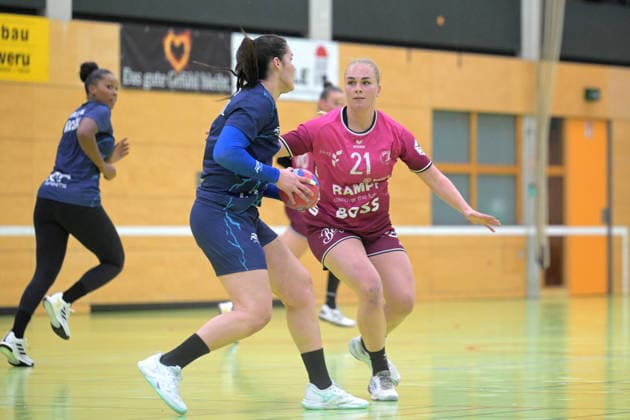 Svenja Demmel (TusSies Metzingen, 21) gegen Jhennifer Rosa Lopes Dos Santos (Brasilien, 42) TusSies Metzingen vs. Brasilien, Handball, Testspiel, Saison 2025 2026, 25.11.2025 TusSies Metzingen vs. Brasilien, Handball, Testspiel, Saison 2025 2026, 25.11.2025 Holzgerlingen Copyright: xEibner-Pressefoto TobiasxBaurx EP_TBR
