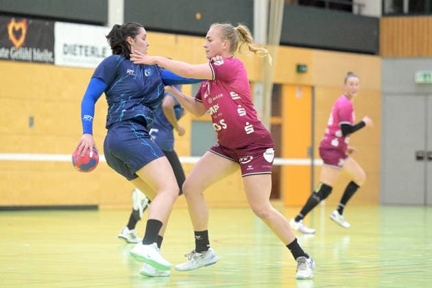 Svenja Demmel (TusSies Metzingen, 21) gegen Jhennifer Rosa Lopes Dos Santos (Brasilien, 42) TusSies Metzingen vs. Brasilien, Handball, Testspiel, Saison 2025 2026, 25.11.2025 TusSies Metzingen vs. Brasilien, Handball, Testspiel, Saison 2025 2026, 25.11.2025 Holzgerlingen Copyright: xEibner-Pressefoto TobiasxBaurx EP_TBR