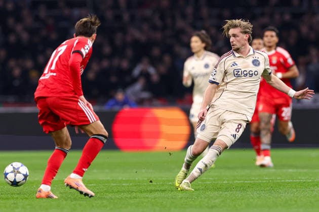 2025-11-25 AFC Ajax v SL Benfica - UEFA Champions League 2025 26 League Phase MD5 AMSTERDAM, NETHERLANDS - NOVEMBER 25: Kenneth Taylor of AFC Ajax passes the ball during the UEFA Champions League 2025 26 League Phase MD5 match between AFC Ajax and SL Benfica at Johan Cruyff Arena on November 25, 2025 in Amsterdam, Netherlands. Amsterdam Johan Cruyff Arena Netherlands Content not available for redistribution in The Netherlands directly or indirectly through any third parties. Copyright: xBenxGalx