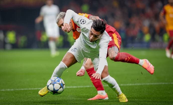 Galatasaray s Lucas Torreira and Union s Anouar Ait El Hadj fight for the ball during a soccer game between Turkish Galatasaray SK and Belgian Royale Union Saint-Gilloise on Tuesday 25 November 2025 in Istanbul, Turkey, on day 5 of the League phase of the UEFA Champions League tournament. VIRGINIExLEFOUR  x144204155x
