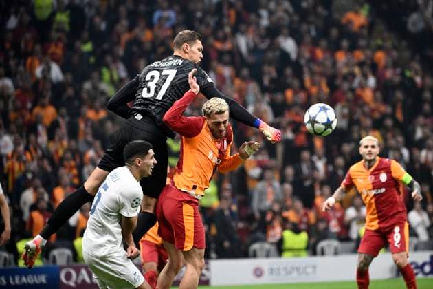 Galatasaray v Royale Union Saint-Gilloise - UEFA Champions League ISTANBUL, TURKEY - NOVEMBER 25 : Scherpen Kjell goalkeeper of Union Saint-Gilloise and Yilmaz Baris Alper forward of Galatasaray during the UEFA Champions League 2025 26 League Phase MD5 match between Galatasaray and Royale Union Saint-Gilloise on November 25, 2025 in Istanbul, Turkey, 25 11 2025 Istanbul Turkey  Copyright: xPeterxDexVoechtx