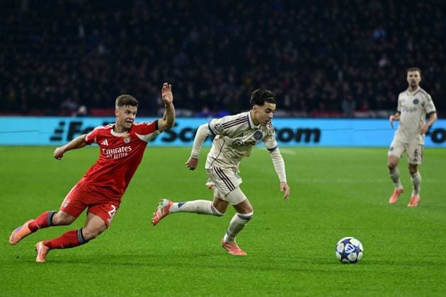AMSTERDAM - (l-r) Samuel Dahl of Benfica, Rayane Bounida of AFC Ajax during the Champions League match between AFC Ajax and Benfica at the Johan Cruijff ArenA on November 25, 2025, in Amsterdam, Netherlands. ANP OLAF KRAAK UEFA Champions League Matchday 5 2025-2026 xVIxANPxSportx xxANPxIVx 543052024 originalFilename: 543052024.jpg