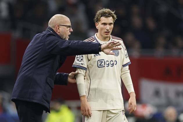 AMSTERDAM (l-r) Ajax coach Fred Grim, Mika Godts of Ajax during the Champions League match between AFC Ajax and SL Benfica at the Johan Cruijff ArenA on November 25, 2025, in Amsterdam, Netherlands. ANP HOLLANDSE HOOGTE MAURICE VAN STEEN UEFA Champions League Matchday 5 2025-2026 xVIxANPxSportx xMauricexvanxSteenxIVx 543052120 originalFilename: 543052120.jpg