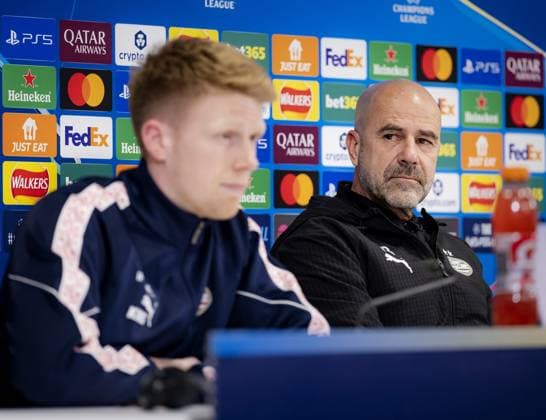 LIVERPOOL - Jerdy Schouten and PSV Coach Arne Slot (l-r) during the MD-1 press conference, PK, Pressekonferenz prior to the Champions League match against Liverpool FC at Anfield Stadium on November 25, 2025, in Liverpool, United Kingdom. ANP SEM VAN DER WAL UEFA Champions League 2025-2026 xVIxANPxSportx xxANPxIVx 543052083 originalFilename: 543052083.jpg