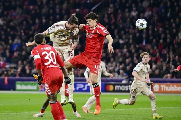 AMSTERDAM (l-r) Wout Weghorst of AFC Ajax, Antonio Silva of Benfica during the Champions League match between AFC Ajax and Benfica at the Johan Cruijff ArenA on November 25, 2025, in Amsterdam, Netherlands. ANP OLAF KRAAK UEFA Champions League Matchday 5 2025-2026 xVIxANPxSportx xxANPxIVx 543052296 originalFilename: 543052296.jpg