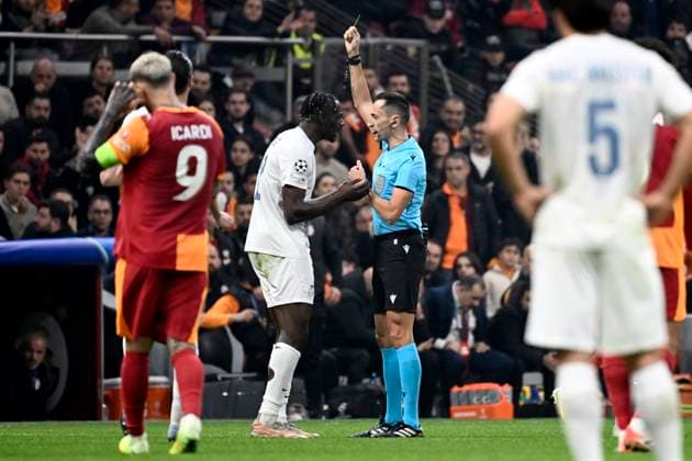 Galatasaray v Royale Union Saint-Gilloise - UEFA Champions League ISTANBUL, TURKEY - NOVEMBER 25 : David Promise Oluwatobi forward of Union Saint-Gilloise receives a yellow card from referee Jose María Sanchez (ESP) during the UEFA Champions League 2025 26 League Phase MD5 match between Galatasaray and Royale Union Saint-Gilloise on November 25, 2025 in Istanbul, Turkey, 25 11 2025 Istanbul Turkey  Copyright: xPeterxDexVoechtx