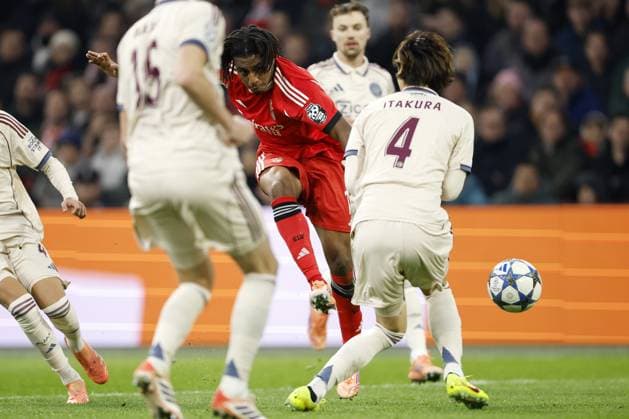 AMSTERDAM - (l-r) Leandro Barreiro of SL Benfica, Ko Itakura of Ajax during the Champions League match between AFC Ajax and SL Benfica at the Johan Cruijff ArenA on November 25, 2025, in Amsterdam, Netherlands. ANP HOLLANDSE HOOGTE MAURICE VAN STEEN UEFA Champions League Matchday 5 2025-2026 xVIxANPxSportx xMauricexvanxSteenxIVx 543052446 originalFilename: 543052446.jpg