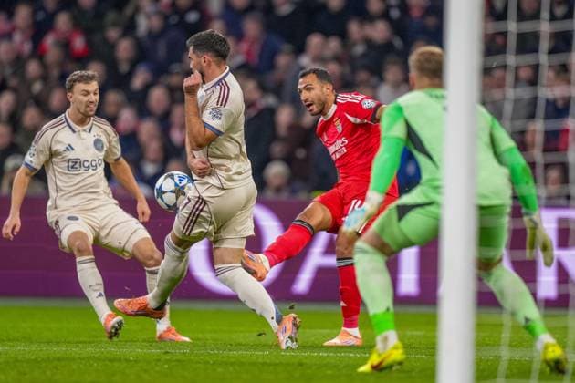 AMSTERDAM , 25-11-2025 , JohanCruyff Arena , season 2025 2026 , UEFA Champions League football , League phase Matchday 5 , match between Ajax and Benfica , picture shows Ajax player Josip Sutalo vs Benfica player Vangelis Pavlidis Ajax - Benfica  x32194980x Copyright: