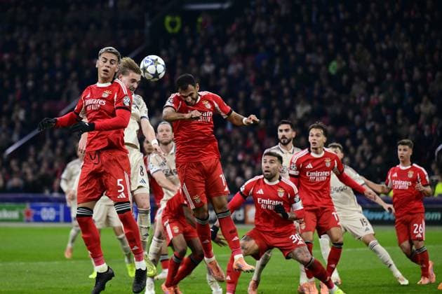 AMSTERDAM - (l-r) Enzo Barrenechea of Benfica, Kenneth Taylor of AFC Ajax, Vangelis Pavlidis of Benfica, Nicolas Otamendi of Benfica during the Champions League match between AFC Ajax and Benfica at the Johan Cruijff ArenA on November 25, 2025 in Amsterdam, Netherlands. ANP OLAF KRAAK UEFA Champions League Matchday 5 2025-2026 xVIxANPxSportx xxANPxIVx 543052676 originalFilename: 543052676.jpg