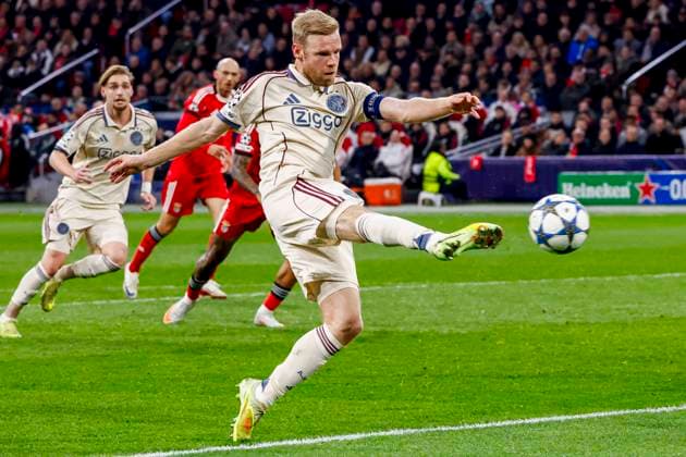 Davy Klaassen of AFC Ajax shoots on goal AFC Ajax v SL Benfica, UEFA Champions League 2025 26 League Phase MD5, AFC Ajax v SL Benfica, Johan Cruijff Arena, November 25, 2025, Amsterdam, Netherlands.