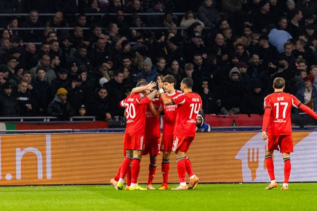 Benfica players and Samuel Dahl seen during Champions League league phase game between AFC Ajax and SL Benfica (Maciej Rogowski Ball Raw Images) Amsterdam Johan Cruyff Arena Netherlands Copyright: xMaciejxRogowskix _ROG2979