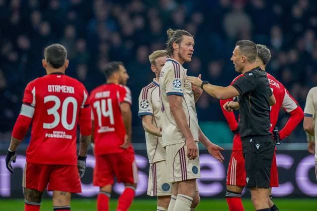 AMSTERDAM , 25-11-2025 , JohanCruyff Arena , season 2025 2026 , UEFA Champions League football , League phase Matchday 5 , match between Ajax and Benfica , picture shows Ajax player Wout Weghorst Referee Sven Jablonski Ajax - Benfica  x32195292x Copyright: