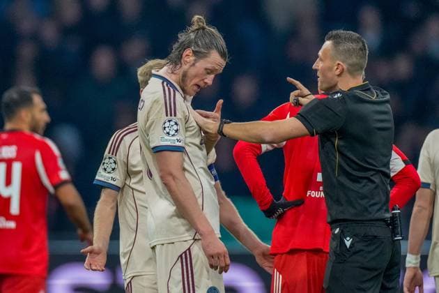 AMSTERDAM , 25-11-2025 , JohanCruyff Arena , season 2025 2026 , UEFA Champions League football , League phase Matchday 5 , match between Ajax and Benfica , picture shows Ajax player Wout Weghorst Referee Sven Jablonski Ajax - Benfica  x32195295x Copyright: