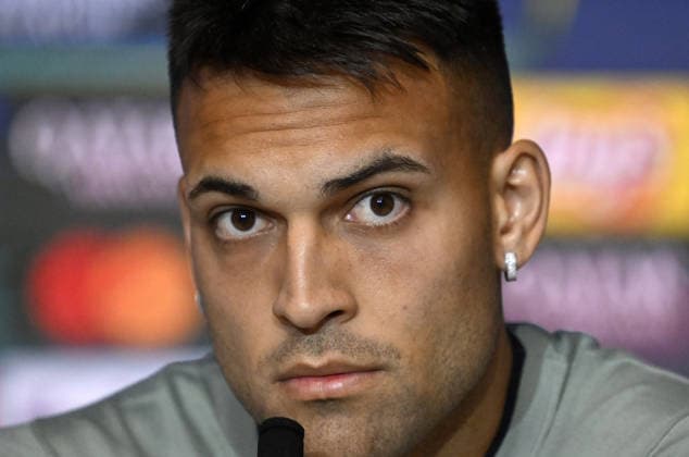 Ahead of UEFA Champions League match - Atletico Madrid v Inter MADRID, SPAIN - NOVEMBER 25: Inter head coach Cristian Chivu and team player Lautaro Martinez (C) attend a press conference, PK, Pressekonferenz ahead of the UEFA Champions League week 5 match against Atletico Madrid at Riyadh Air Metropolitano Stadium in Madrid, Spain, on November 25, 2025. Burak Akbulut Anadolu Madrid Spain. Editorial use only. Please get in touch for any other usage.  Copyright: x2025xAnadoluxBurakxAkbulutx