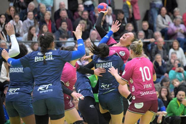 Carolin Huebner TusSies Metzingen, 56 against the block of Brazil TusSies Metzingen vs Brazil, handball, test match, season 2025 2026, 25 11 2025 TusSies Metzingen vs Brazil, handball, test match, season 2025 2026, 25 11 2025 Holzgerlingen Copyright: xEibner-Pressefoto TobiasxBaurx EP_TBR