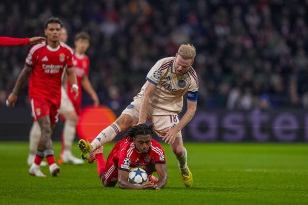 AMSTERDAM , 25-11-2025 , JohanCruyff Arena , season 2025 2026 , UEFA Champions League football , League phase Matchday 5 , match between Ajax and Benfica , picture shows Ajax player Davy Klaassen vs Benfica player Leandro Barreiro Ajax - Benfica  x32195568x Copyright: