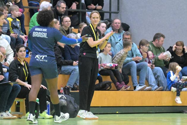 Miriam Hirsch TusSies Metzingen, coach TusSies Metzingen vs Brazil, handball, test match, season 2025 2026, 25 11 2025 TusSies Metzingen vs Brazil, handball, test match, season 2025 2026, 25 11 2025 Holzgerlingen Copyright: xEibner-Pressefoto TobiasxBaurx EP_TBR