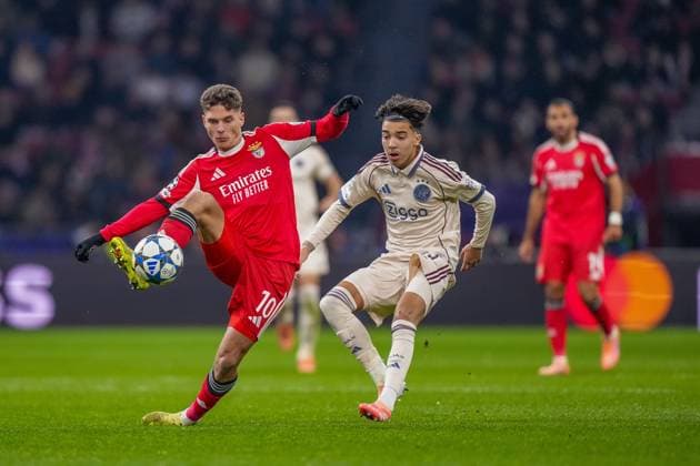 AMSTERDAM , 25-11-2025 , JohanCruyff Arena , season 2025 2026 , UEFA Champions League football , League phase Matchday 5 , match between Ajax and Benfica , picture shows Ajax player Rayane Bounida vs Benfica player Georgiy Sudakov Ajax - Benfica  x32195675x Copyright: