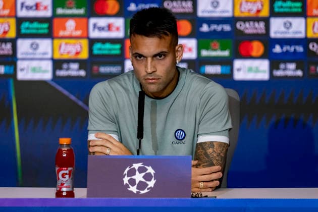 FC Internazionale Milano Training Session And press conference, PK, Pressekonferenz - UEFA Champions League 2025 26 League Phase MD5 Lautaro Martinez of FC Internazionale speaks during the Press Conference ahead of the UEFA Champions League 2024 25 match against Atletico de Madrid at Estadio Riyadh Air Metropolitano on November 25, 2025 in Madrid, Spain. Madrid Estadio Riyadh Air Metropolitano Madrid Spain Copyright: xAlbertoxGardinx AGardin_20251125_Foot_Champ_Inter_Press_0223