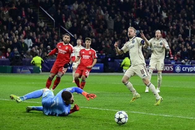AMSTERDAM - Davy Klaassen of AFC Ajax misses a big chance to equalize during the Champions League match between AFC Ajax and Benfica at the Johan Cruijff ArenA on November 25, 2025, in Amsterdam, Netherlands. ANP OLAF KRAAK UEFA Champions League Matchday 5 2025-2026 xVIxANPxSportx xxANPxIVx 543055577 originalFilename: 543055577.jpg