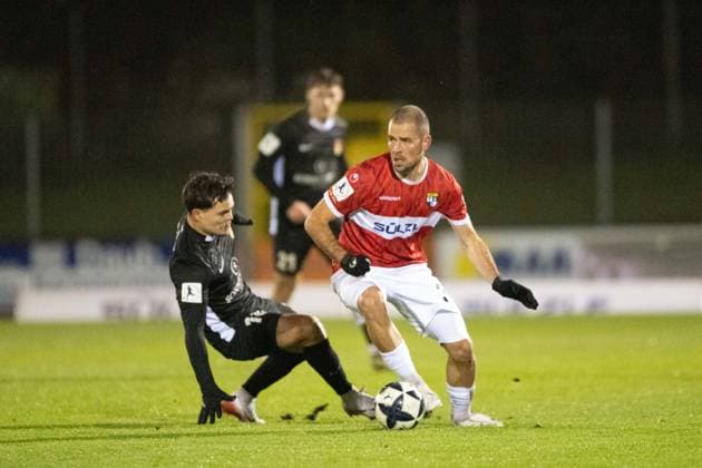 Ivo Colic, (TSG Balingen, 31), am Ball, gegen Michael Kleinschrodt (SG Sonnenhof Grossaspach, 11), TSG Balingen vs. SG Sonnenhof Grossaspach, Fussball, Regionalliga Suedwest, 18. Spieltag, Saison 2025 2026, 25.11.2025, Eibner-Pressefoto Andreas Ulmer TSG Balingen vs. SG Sonnenhof Grossaspach, Fussball, Regionalliga Suedwest, 18. Spieltag, Saison 2025 2026, 25.11.2025, Balingen Copyright: xEibner-Pressefoto AndreasxUlmerx EP_AUR