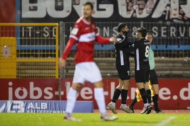 Michael Kleinschrodt SG Sonnenhof Grossaspach, 11 , scores the goal for 0 1 TSG Balingen vs SG Sonnenhof Grossaspach, Football, Regionalliga Suedwest, Matchday 18, Season 2025 2026, 25 11 2025, Eibner Pressefoto Andreas Ulmer TSG Balingen vs SG Sonnenhof Grossaspach, Football, Regionalliga Suedwest, Matchday 18, Season 2025 2026, 25 11 2025, Balingen Copyright: xEibner-Pressefoto AndreasxUlmerx EP_AUR