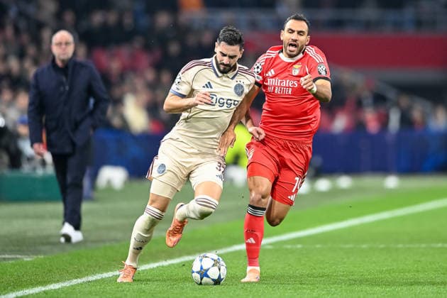 25 11 2025, Football UEFA Champions League, Season 2025 2026, Group stage, 05 Matchday, Ajax Amsterdam Benfica Lisbon at the Johan Cruijff ArenA in Amsterdam Duel between Josip Sutalo Ajax Amsterdam, 37 and Evangelos Pavlidis Benfica Lisbon, 14 Photo Kirchner Media Thomas Haesler Copyright: xKirchner-Media ThomasxHaeslerx