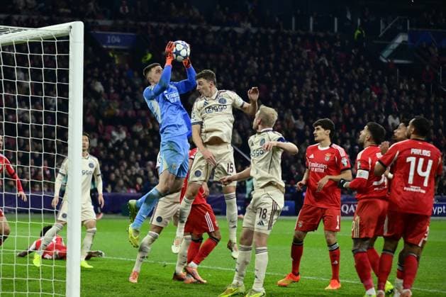 AMSTERDAM - (l-r) Benfica goalkeeper Anatoliy Trubin, Youri Baas of AFC Ajax during the Champions League match between AFC Ajax and Benfica at the Johan Cruijff ArenA on November 25, 2025, in Amsterdam, Netherlands. ANP OLAF KRAAK UEFA Champions League Matchday 5 2025-2026 xVIxANPxSportx xxANPxIVx 543056109 originalFilename: 543056109.jpg