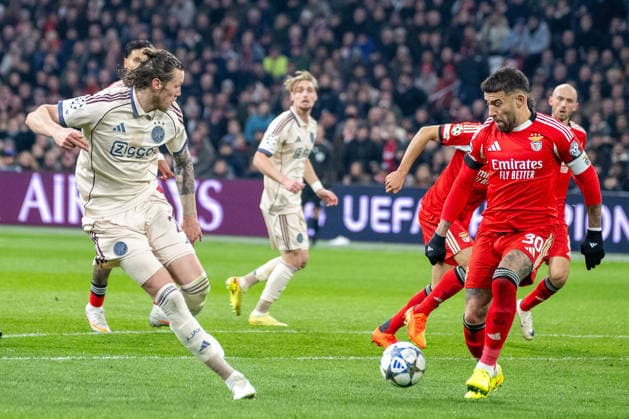 25 11 2025, Football UEFA Champions League, Season 2025 2026, Group stage, 05 Matchday, Ajax Amsterdam Benfica Lisbon at the Johan Cruijff ArenA in Amsterdam duel between Wout Weghorst Ajax Amsterdam, 25 and Nicolas Otamendi Benfica Lisbon, 30 Photo Kirchner Media Thomas Haesler Copyright: xKirchner-Media ThomasxHaeslerx