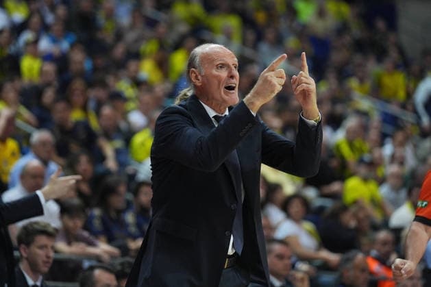 Fenerbahce Beko v Virtus Bologna - EuroLeague ISTANBUL, TURKIYE – NOVEMBER 25: Head coach Dusko Ivanovic of Virtus Bologna gives tactics to his players during the EuroLeague week 13 match between Fenerbahce Beko and Virtus Bologna at Ulker Sports and Event Hall in Istanbul, Turkiye on November 25, 2025. Adem Kutucu Anadolu Istanbul Turkey. Editorial use only. Please get in touch for any other usage.  Copyright: x2025xAnadoluxAdemxKutucux